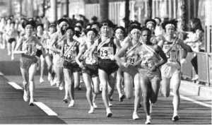 仙台育英のワムチ(右から2人目)を先頭に五条通を快走する選手たち＝1区2キロ付近で