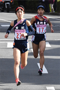 3区1.5キロ付近で力走する大阪薫英女学院の村尾綾香（左）。右は長野東の高安結衣