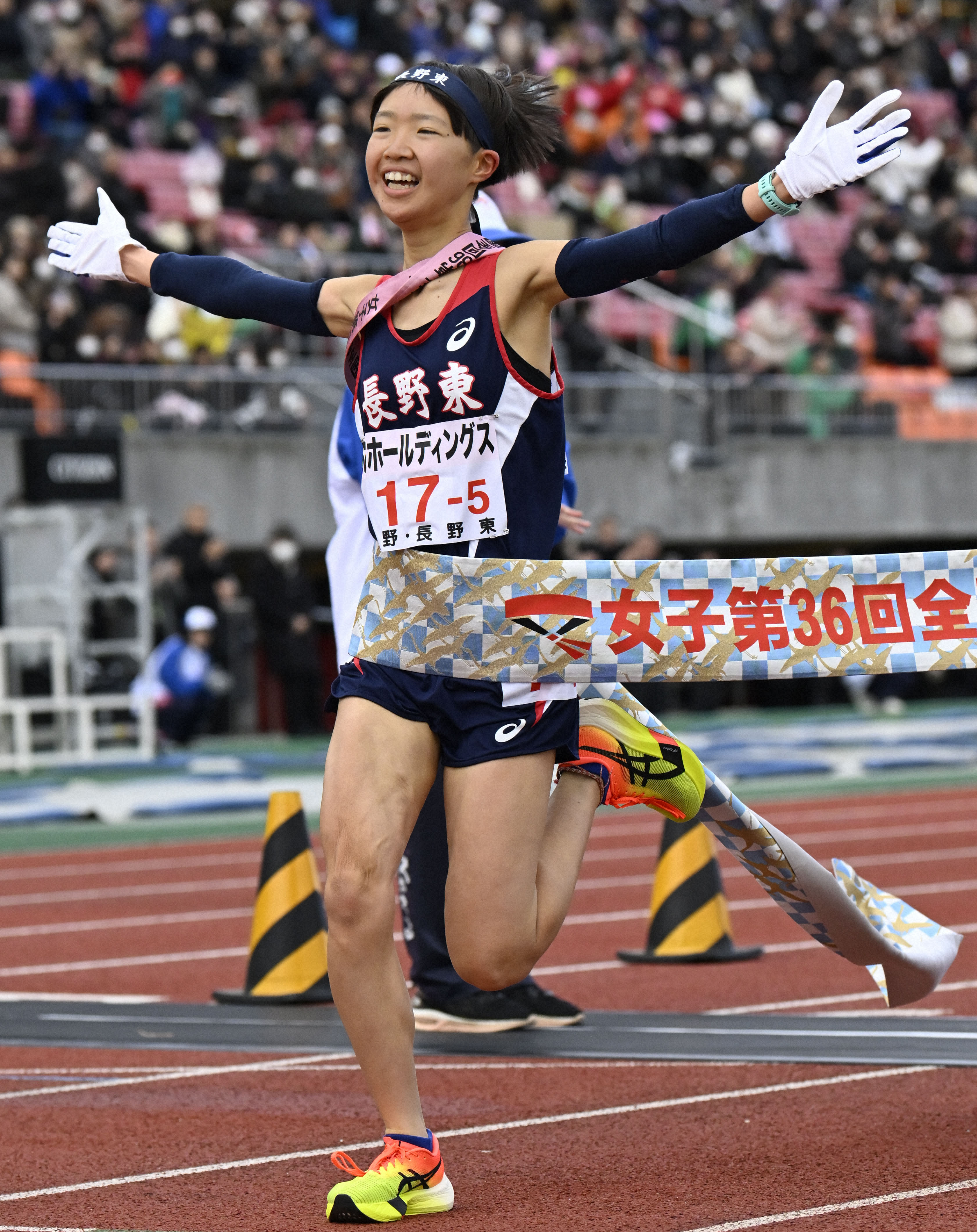 女子の１位でフィニッシュする長野東の田畑陽菜選手
