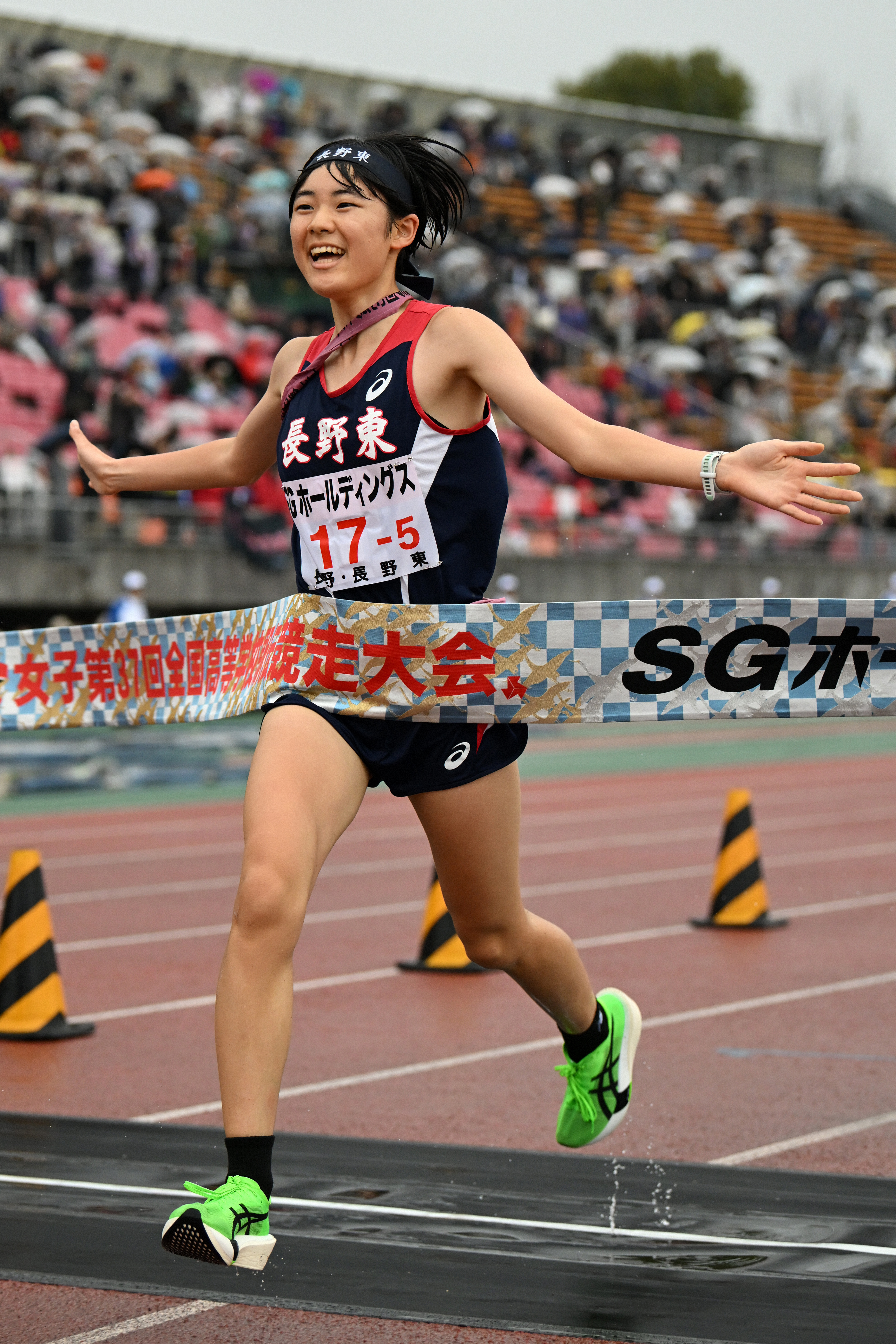 女子の１位でフィニッシュする長野東の今井玲那選手