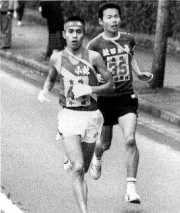 5区で益田農林・松崎[35]を抜きトップに躍り出た小林・斉藤(左)