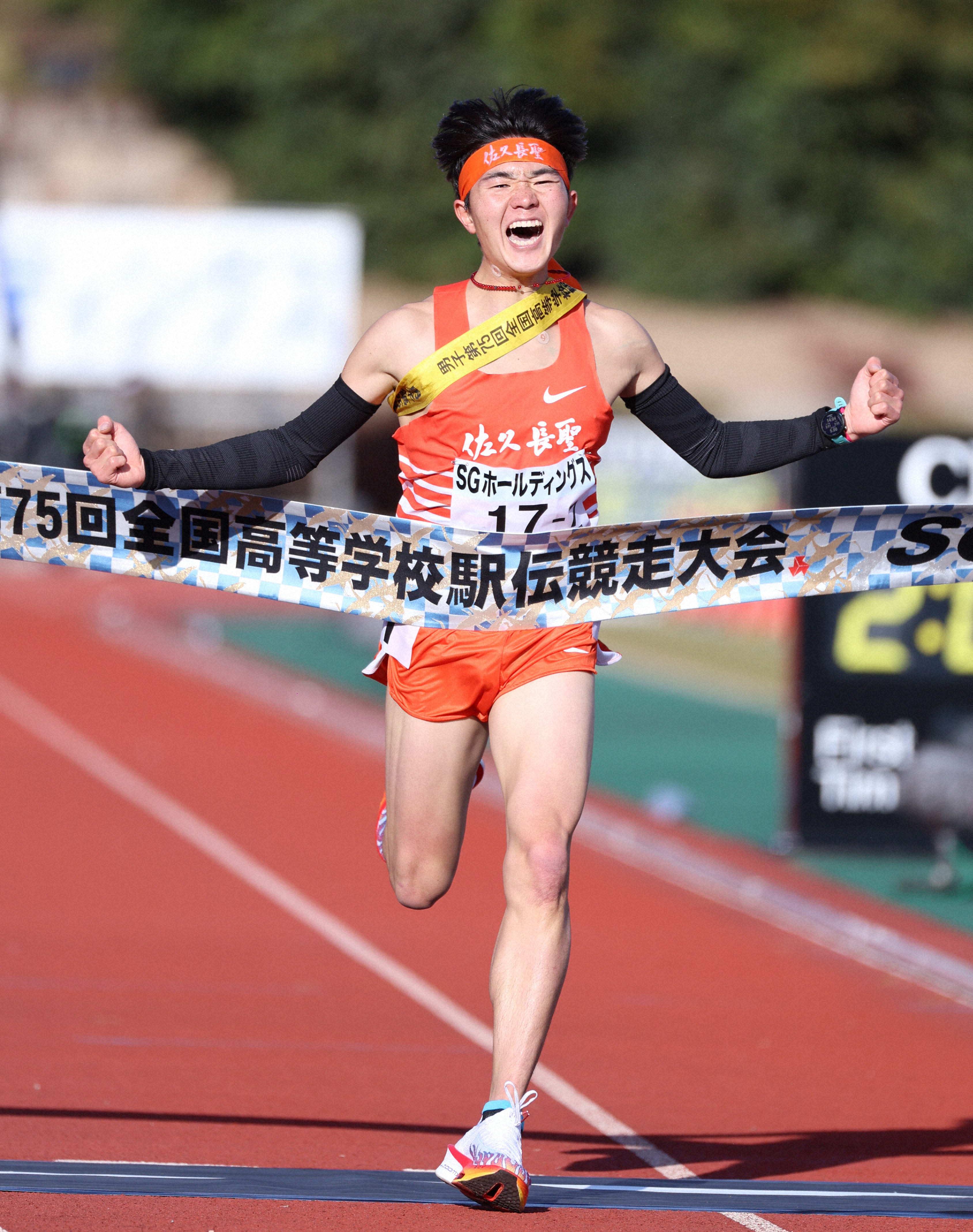 男子の１位でフィニッシュする佐久長聖の石川浩輝選手