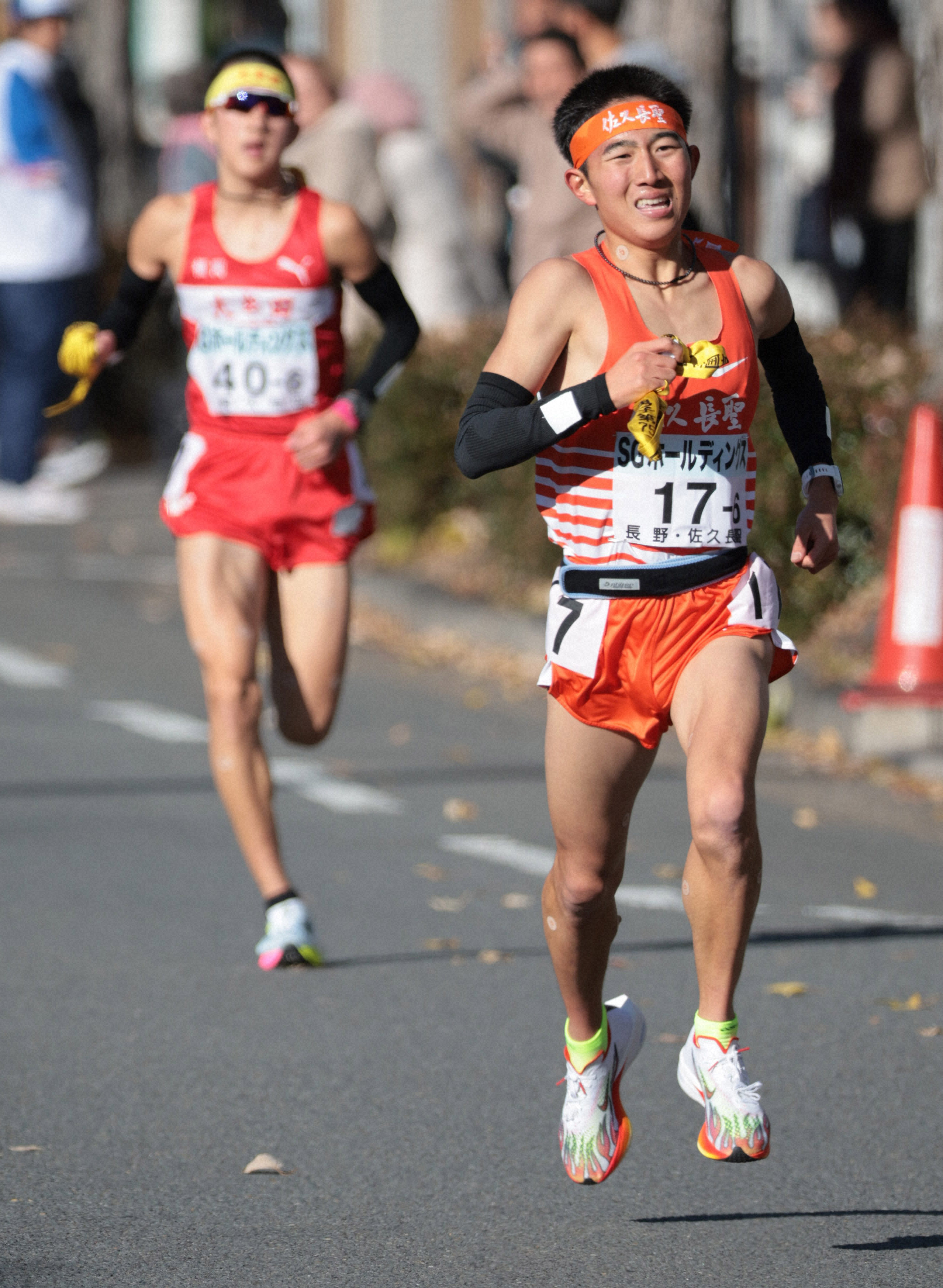 ６区、中継所前で大牟田の森本守勇（左）を引き離す佐久長聖の岸端悠友