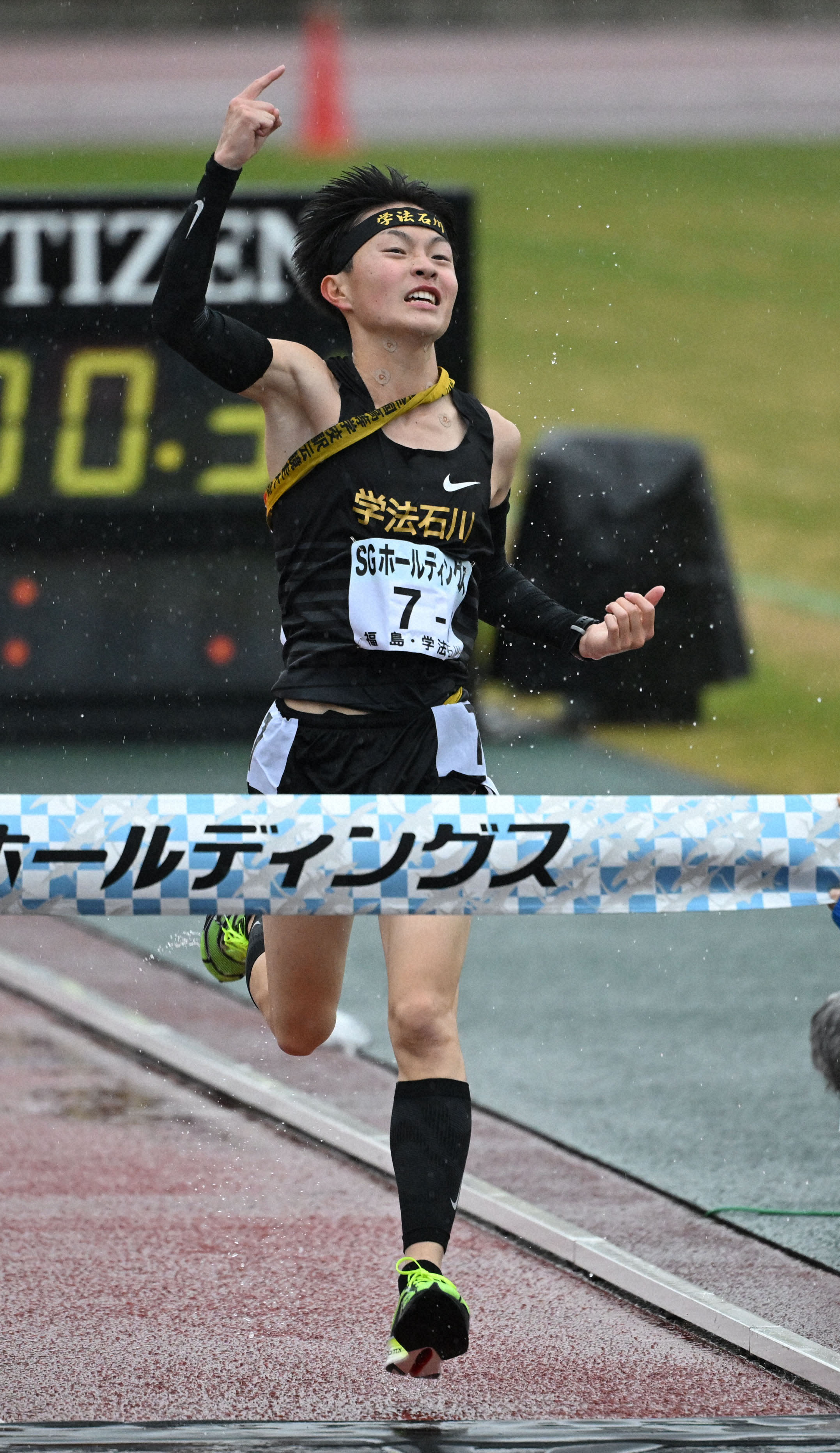 男子の１位でフィニッシュする学法石川の美澤央佑選手