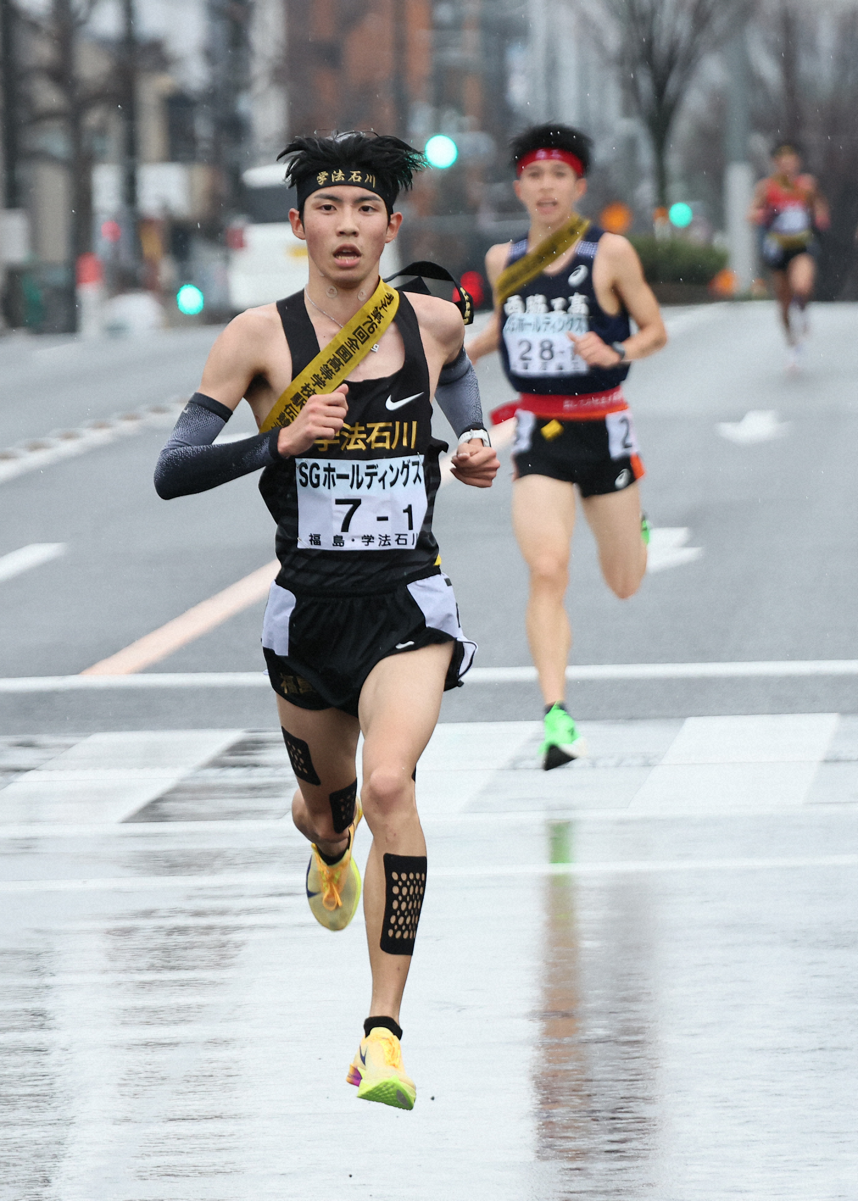 １区、西脇工を引き離す学法石川の増子陽太（手前）